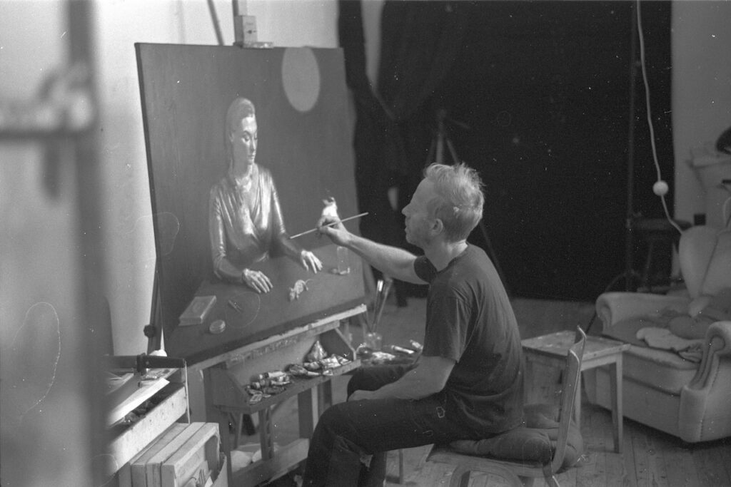 Der Künstler Ben Beyer bei der Arbeit im Atelier